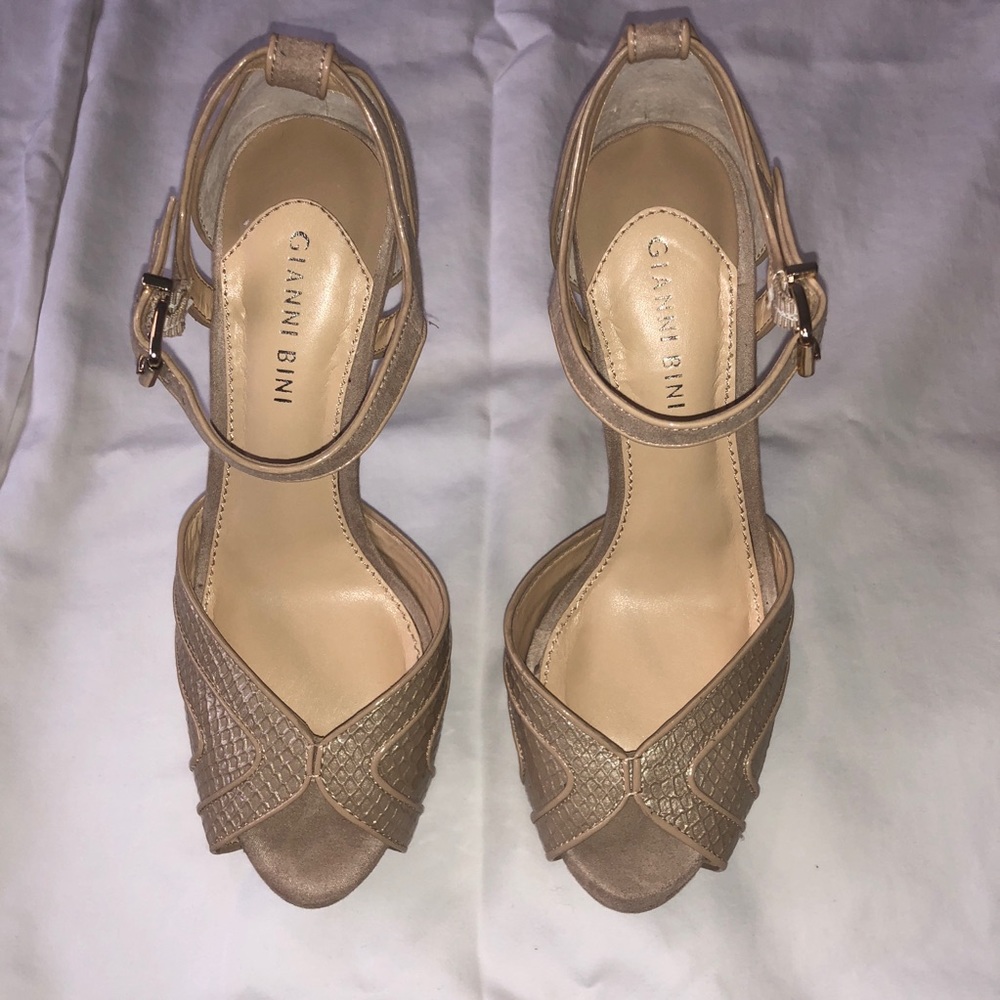 Lightly Worn Nude Gianni Bini Snakeskin Heels
